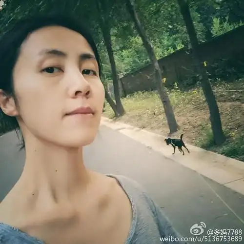 孙莉素颜美貌依旧抢眼