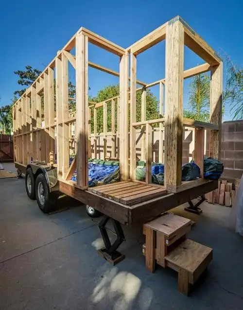 美国夫妻车拉自建小木屋环游全美