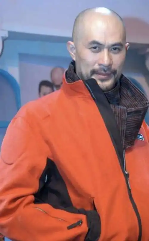 这次小妖要给你们分享的这位男演员,一直以来他的特点的就是光头 高大