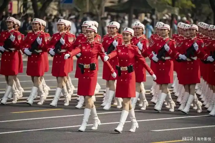 中国最美女民兵,北京服装学院教师,一经亮相惊艳全世界