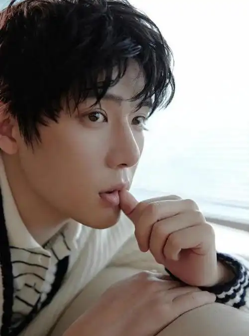 人气演员王安宇今日线下活动造型图出炉啦太帅了