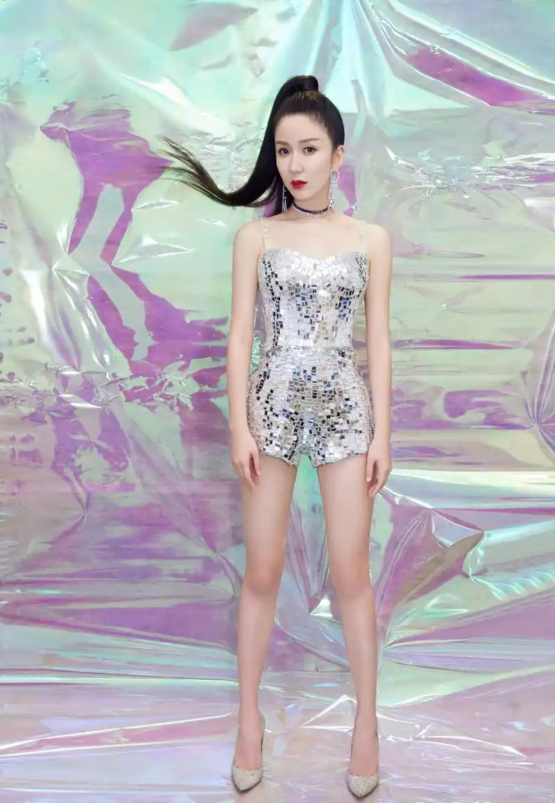 这么紧的皮裙硬要塞进去,意外暴露惊人腰臀比|娄艺潇|身材|曲线_新浪