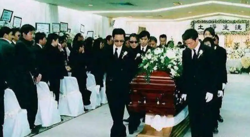 刘德华为梅艳芳抬棺娱乐圈为"前女友"抬棺的明星们:给去世之人抬棺的