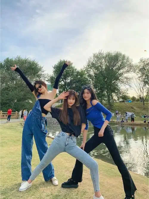 野餐合照三人拍照姿势