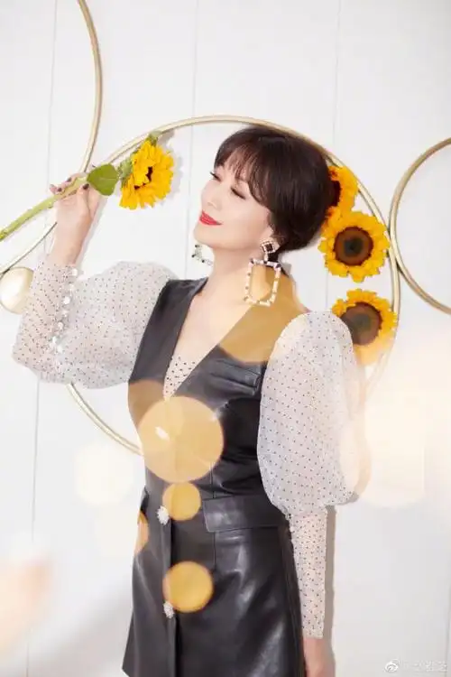 赵雅芝近照空气刘海 优雅皮衣,时尚感一点不弱|网纱|穿搭|泡泡袖|层次