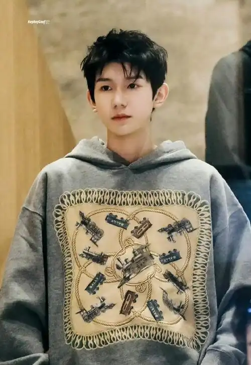 王源米兰看秀图#王源出席米兰时装周秀场图清爽蓝色牛仔外套少母行