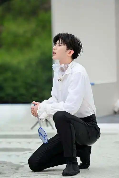 蔡徐坤发布《奔跑吧》造型写真 黑马甲白衬衫复古绅士