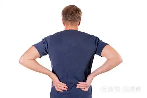 男人抱着他痛苦的发炎的腰部保健和医学