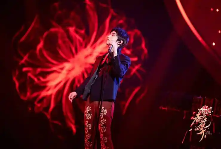 华晨宇春天花会开《小镇里的花》舞台氛围感,花开灿烂,极致惊艳