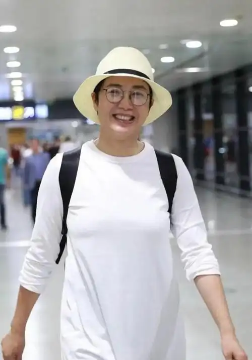 蒋雯丽难逃中年发福,穿齐膝长衫配打底裤,不惧素颜拍照够真实