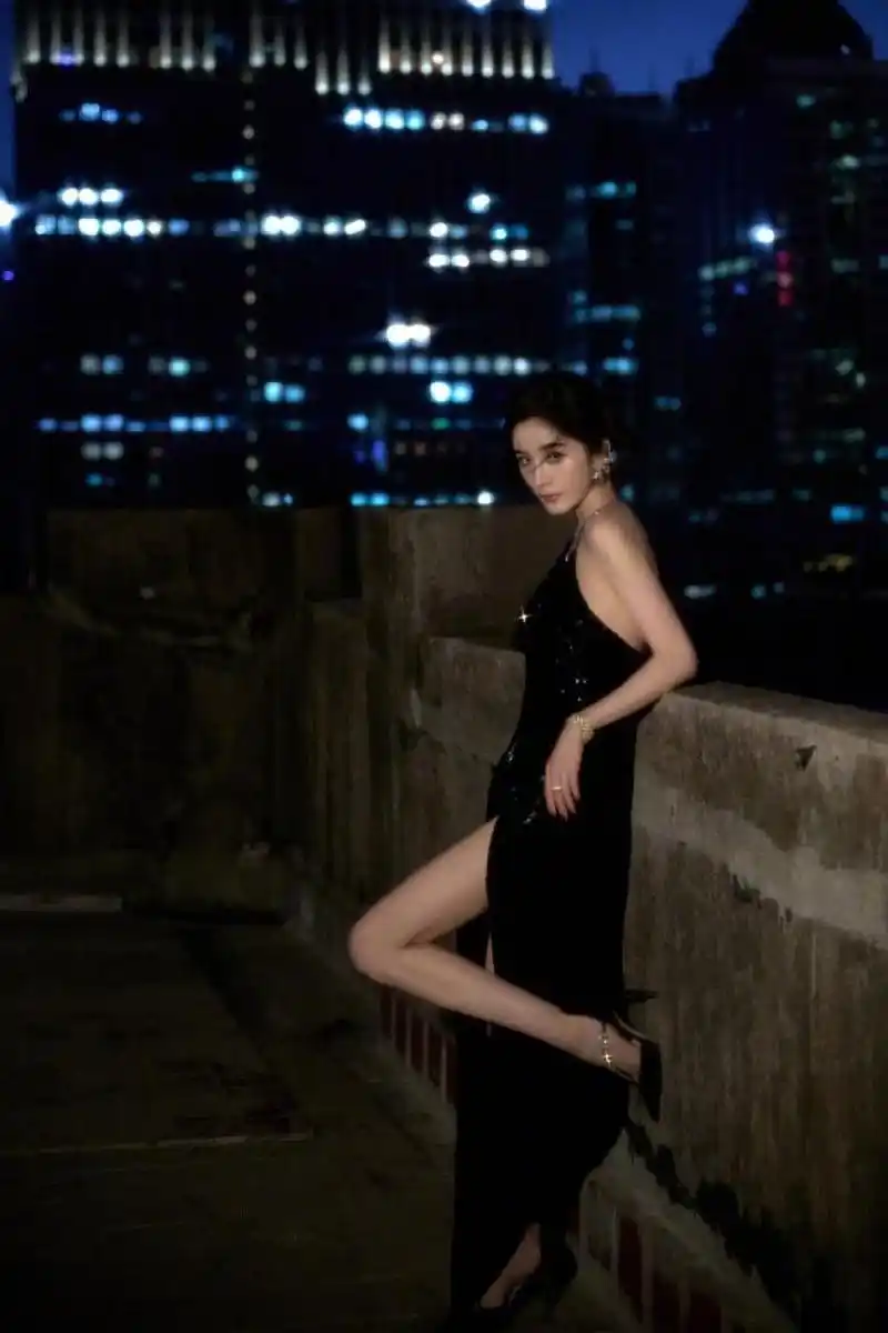 杨幂高开叉长裙高跟鞋,优雅如风,步步生花.