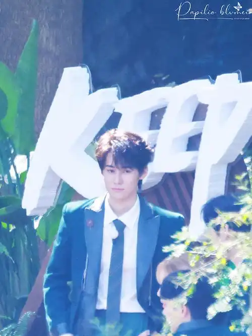 张真源超话#张真源奔跑吧#笑啥呢宝宝第二张是看镜头了吗谁能想到离的