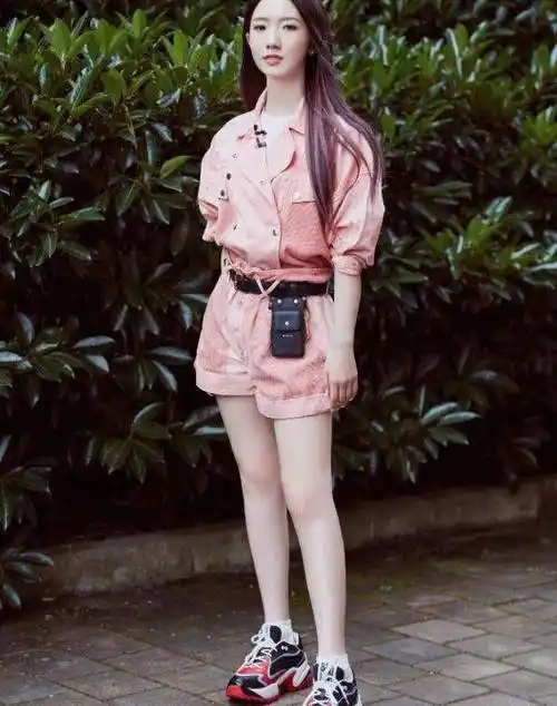 孟美岐才是靠腿当c位,当她穿上三分裤,男粉眼睛都看直了_look_休闲