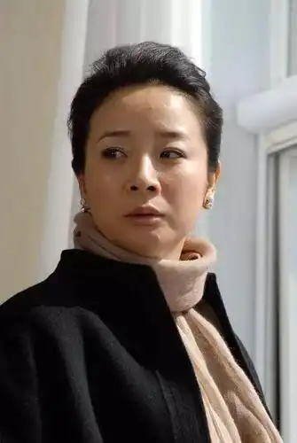 49岁陈小艺全家近照,"丑"丈夫捧红张嘉译,儿子幸亏不像父亲44