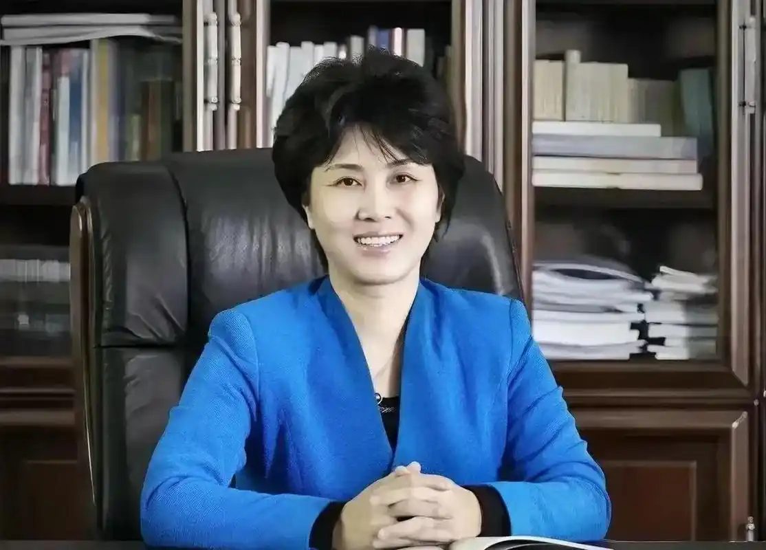 一名厅级女干部,档案造假达极致,喝空运进口牛奶,极尽奢华之能事  她