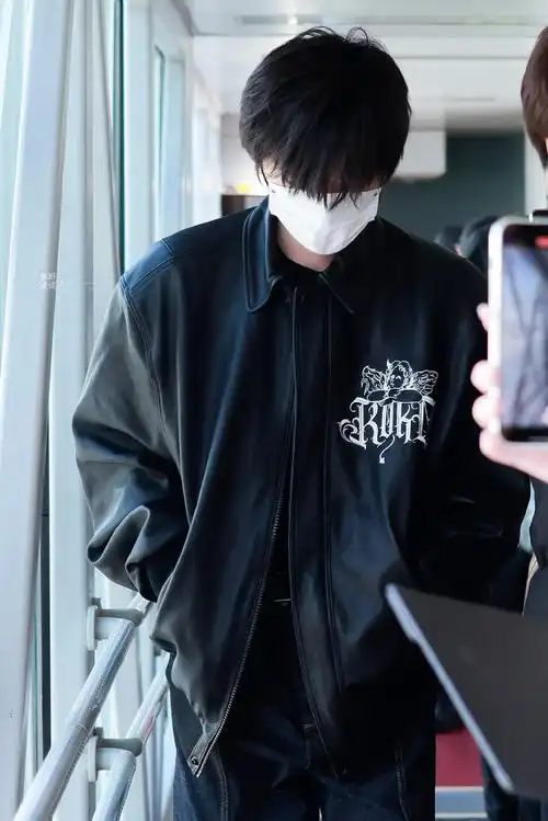 宋亚轩机场黑色皮衣顺毛造型路透##宋亚轩机场黑色皮衣外套造型路