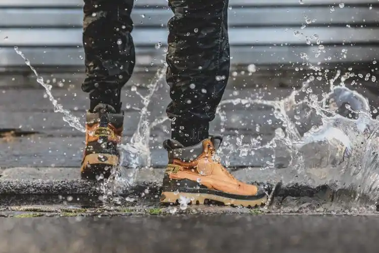 迟到族救星!弹力鞋提「一秒穿好高筒靴」防水皮革雨天也干爽