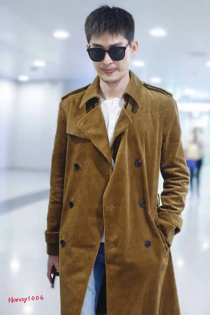 张翰戴墨镜穿棕色长款大衣现身机场,皮肤白皙帅气十足