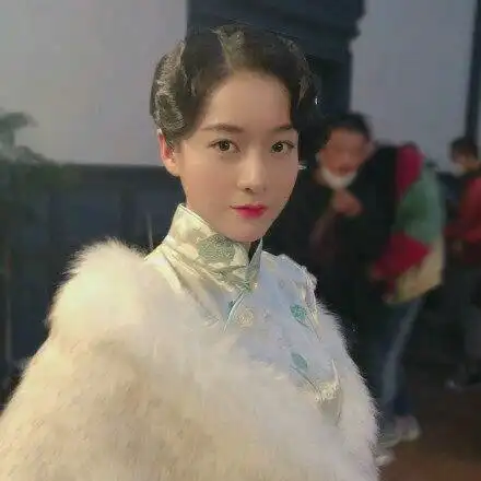 张雪迎旗袍装超美,搭配复古波浪卷发,呈现出完美民国美女形象