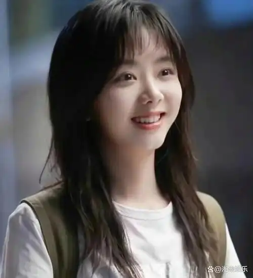 谭松韵出席线下活动,白色裙子美艳四方,33岁宛如20岁的女大学生