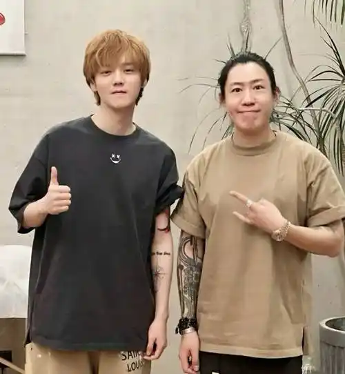 原创鹿晗再登热搜第一纹身师晒二人合影引热议鹿晗花臂很抢镜