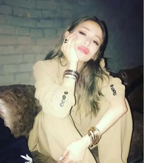 萧亚轩变形记,从潇洒小姐到"科技脸",她那么美为何还