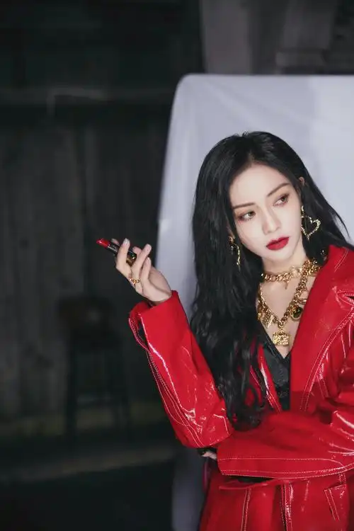 谢可寅最新舞台造型来袭,身穿红色长款皮衣内搭黑色露腰吊带__财经