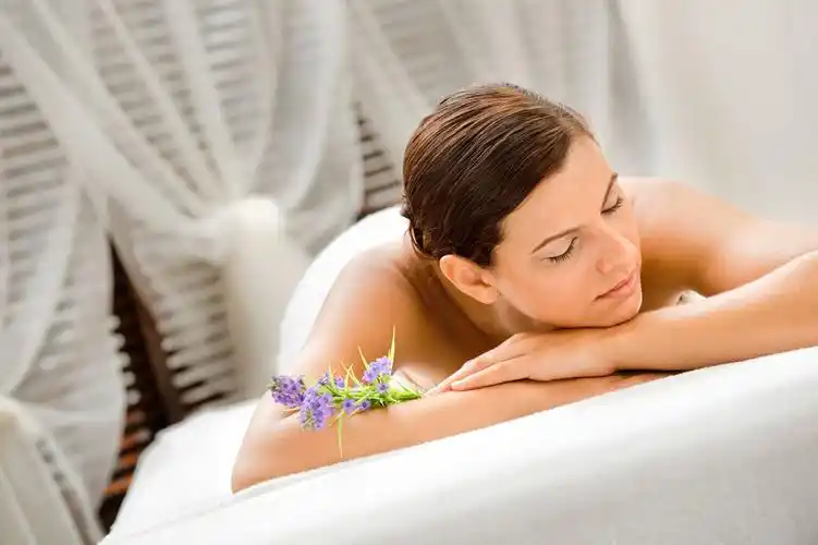 做spa美容的女人图片[高清图片,jpg格式]