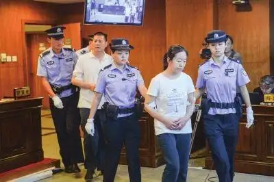 国际 原标题:被控引诱弟子发展下线庭审中辩称是"心理疗法"     身为