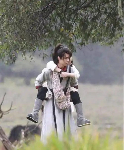 王一博,穿上古装留着斜刘海,正是网友心中充满侠气,可以仗剑走天涯的