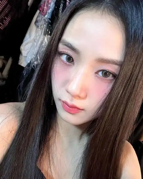 金智秀晒黑直长造型五官精致宛如洋娃娃