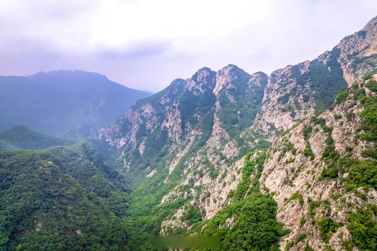 【在营口遇见赤山"天然氧吧",尽享森呼吸】  在辽宁营口,有一个小众