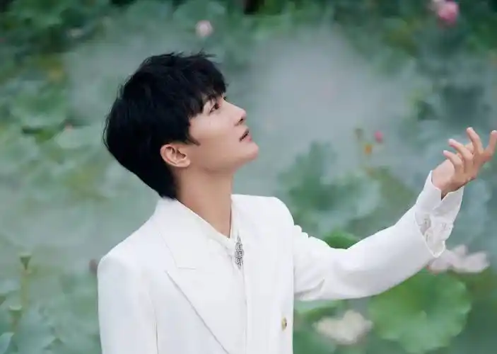 我希望与周深合作!美依礼芽聊极乐净土舞台,他的表现很棒!