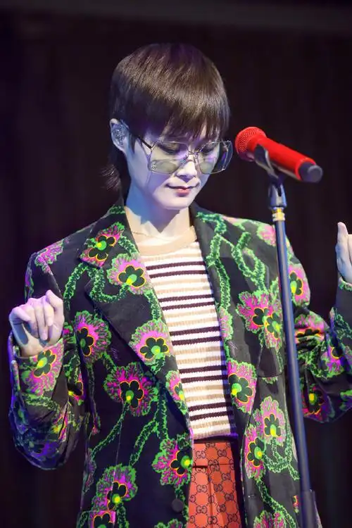 电脑壁纸 手机壁纸 明星图片 图片大全 头像图片 发型图片 李宇春相关