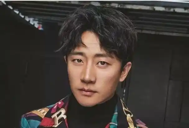 所以童年的阴影让黄轩害怕结婚.他曾经说过他不想结婚.