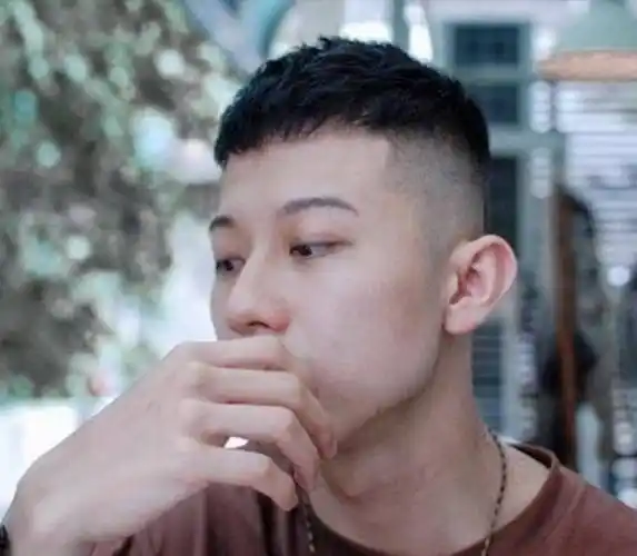 男生剪"小碎盖"短发很帅气,夏天留这4款发型,潮男气质不会差_头发