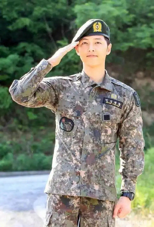 因为《太阳的后裔》而大火的宋仲基,这身军装,显得整个人都更加精神了