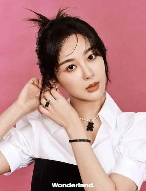 杨紫童趣大片惊艳亮相不同神态展现少女心