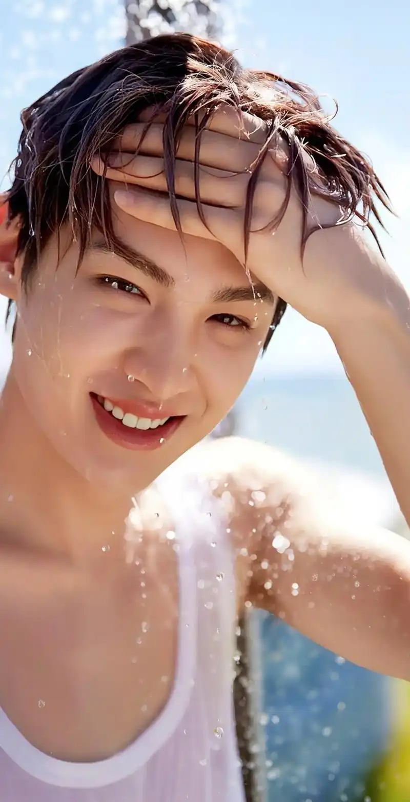 从特别自然的喝到你的水到蓄谋已久的亲你的嘴#黄明昊 #湿发