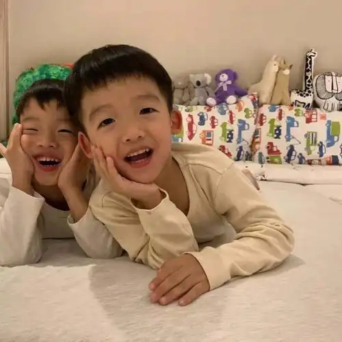 范玮琪晒双胞胎儿子搞怪照,一模一样的兄弟俩眼睛差别却太大!