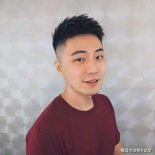 把两边铲光的发型是现在男生中最受欢迎的,因为把头发剪