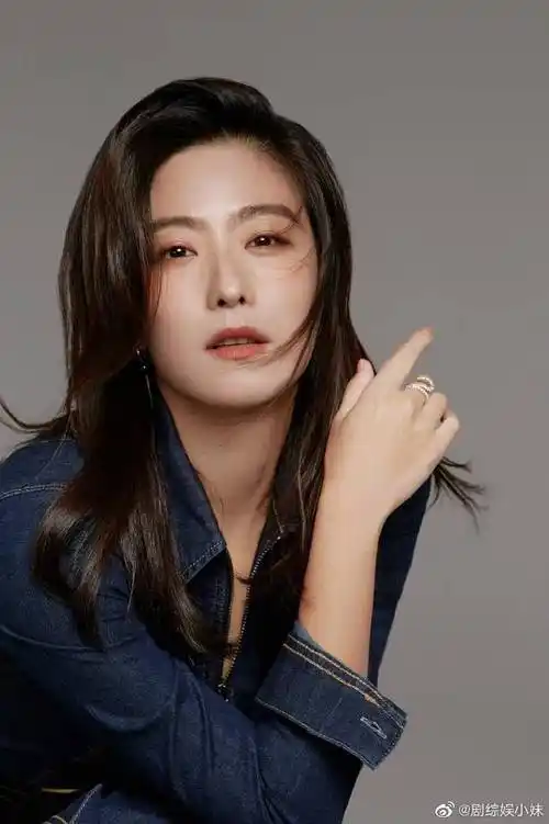 除此之外,徐百慧还非常有歌唱才华,曾为电视剧《梦