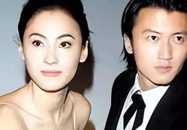 陈冠希与张柏芝再次相遇,勾起人们对他们曾经轰动一时的恋情的回忆.