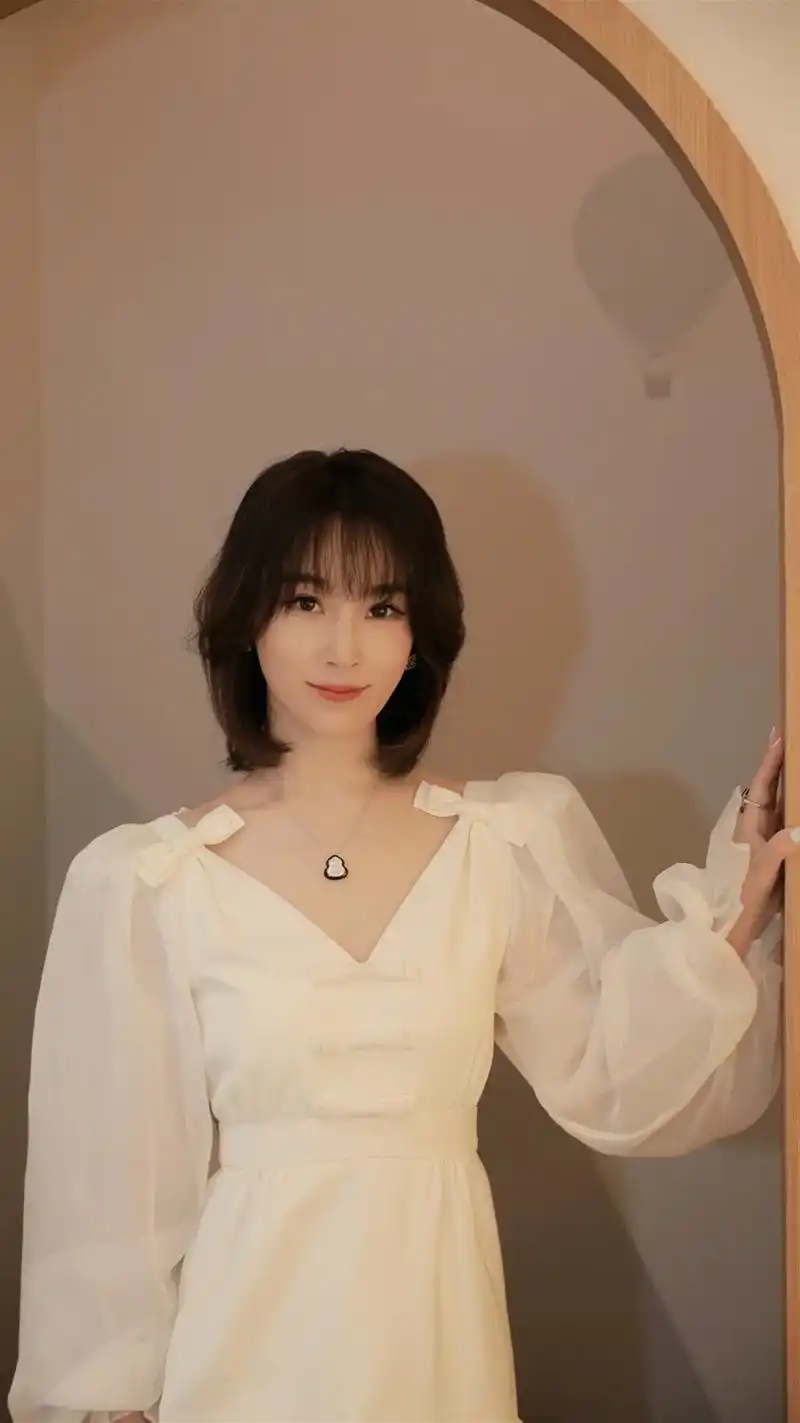 me star | 谢楠.主持人艺人@谢楠 出席活动身着#m - 抖音