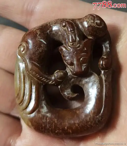 沁色漂亮的高古玉缕雕螭龙纹把件