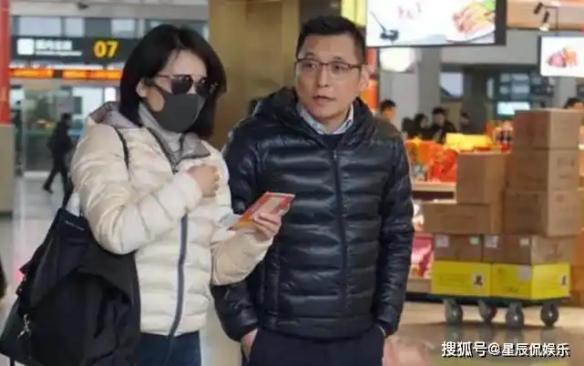 俞飞鸿与绯闻男友那时有传言,俞飞鸿在美国有一个男友,而她是想多拍片