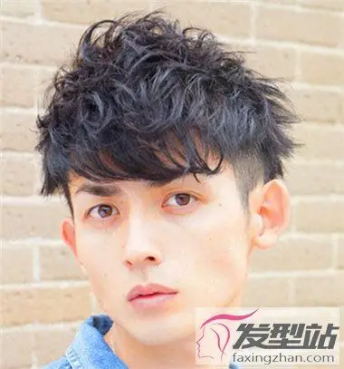 男生两边剃纹理烫发型 鬓角剃短打造帅气男神_发型站_最新流行发型
