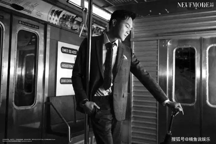 50岁张智霖好有男人味!拍写真尽显绅士范,出道多年颜值没崩过_一面