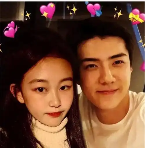 不仔细看,还真的以为是吴世勋的女友人物呢?