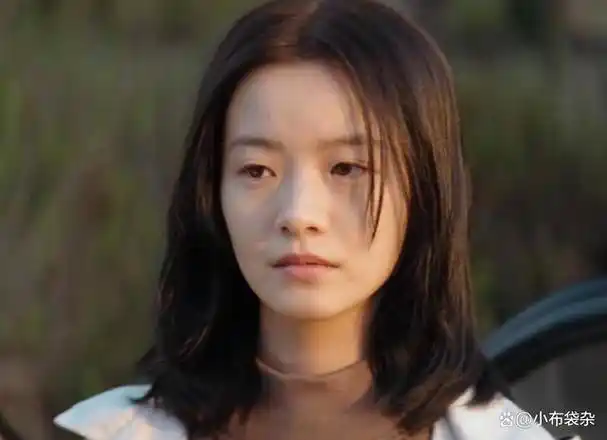 据悉,李庚希今年仅23岁,有网友质疑她作为青年演员在